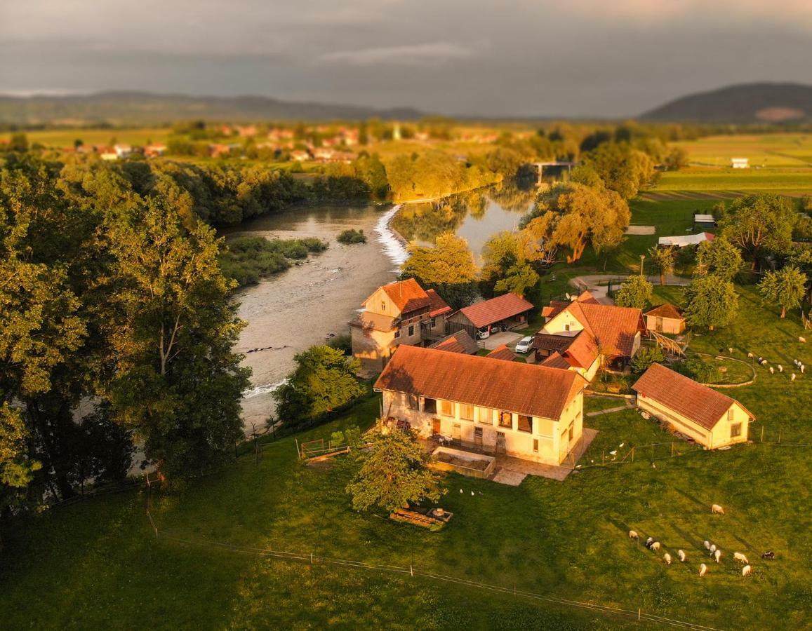 Fortun Estate - Apartmaji Ob Reki Kolpi Metlika Esterno foto